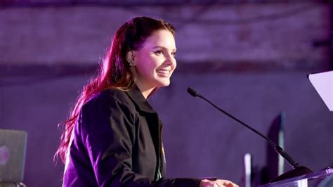 Lana Del Rey Begs Fans Not to Listen to Leaked。